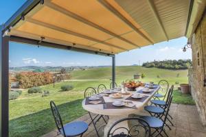 En restaurang eller annat matställe på Villa I Cipressini piscina riscaldata spa Toscana