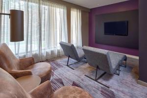 TV a/nebo společenská místnost v ubytování Sonesta Select Miami Lakes