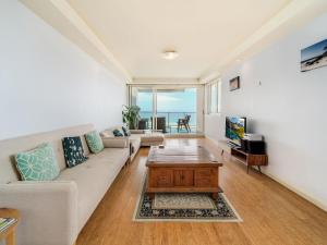 TV a/nebo společenská místnost v ubytování Ocean Views Unit 29