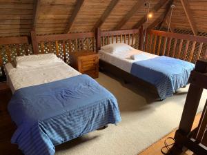 2 camas en una habitación en una cabaña de madera en Banfield 3, en South Mission Beach