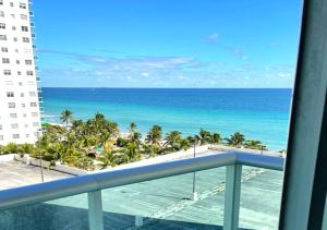 einen Balkon mit Meerblick in einem Resort in der Unterkunft The Tides on Miami Hollywood Ocean View Apartments 1B in Hollywood