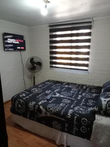 1 dormitorio con cama y ventana en Habitaciones Pabla, en Santiago