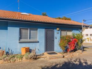 een blauw huis met een rood dak bij Charvel 1 35 Gippsland Street in Jindabyne