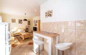 Televisyen dan/atau pusat hiburan di 2 Bedroom Stunning Apartment In Krusevo
