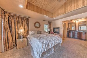 een slaapkamer met een groot bed in een kamer bij Spacious Ruidoso Home with Hot Tub and Fireplaces in Ruidoso