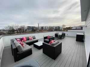 un balcón con sofás y mesas en el techo en 4 Connecting Condos - Sleeps 32 to 36 - Firepits - Garages - Rooftops decks - Great Views - Security en Nashville