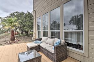 Μπαλκόνι ή βεράντα στο Airy Villa in Austin with BadmintonandVolleyball Court
