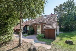 ein Backsteinhaus mit einem Baum im Hof in der Unterkunft Urlauberdorf Haus 31d in Boltenhagen