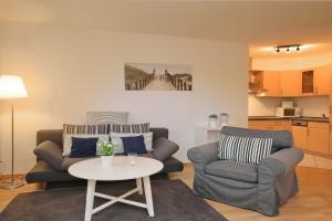 uma sala de estar com um sofá e uma mesa em Waterkant Wohnung 04 -Promenadendeck em Boltenhagen