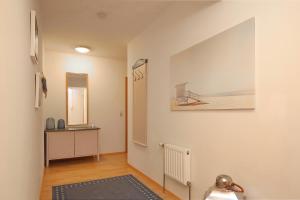 uma sala de estar com um corredor com um quadro na parede em Waterkant Wohnung 04 -Promenadendeck em Boltenhagen