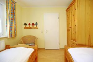 Postel nebo postele na pokoji v ubytování Urlauberdorf Haus 60c