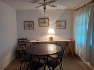a dining room with a table and chairs and a ceiling fan at SOL Y LUNA in Huerta Grande