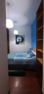 - une chambre avec un lit et une photo sur le mur dans l'établissement Aveiro Theater Rooms, à Aveiro