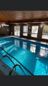 Bazén v ubytování Blue Knob (2/Bedroom, 2/Bathroom Condo) nebo v jeho okolí