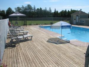The swimming pool at or close to Brudenell Fairway Chalets