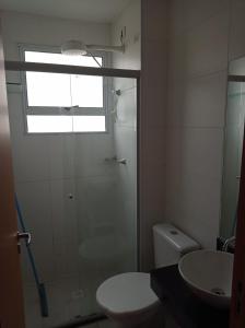 ein Bad mit einer Dusche, einem WC und einem Waschbecken in der Unterkunft Flat com boa localização in Palmas