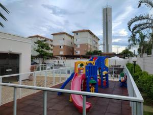 einen Spielplatz mit Rutsche auf dem Balkon in der Unterkunft Flat com boa localização in Palmas