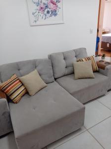 ein graues Sofa mit Kissen im Wohnzimmer in der Unterkunft Flat com boa localização in Palmas