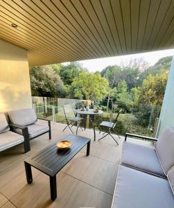Balkoni atau teres di Oxford 1 bedroom apartment in a brand new building with a pool