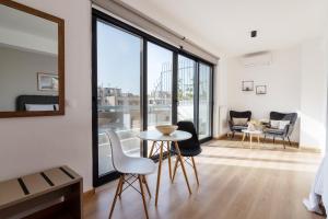 雅典Leochares Lifestyle Apartments - Self check-in的带桌椅的客厅