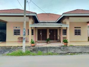 a house with a gate in front of it at Homestay Sri Uda A in Alor Setar