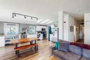 cocina y sala de estar con mesa y sofá en Serenity, en Port Orford