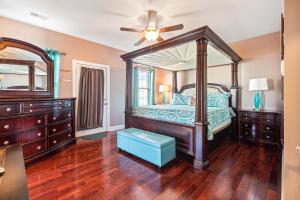 Postel nebo postele na pokoji v ubytování Waterfront Galore