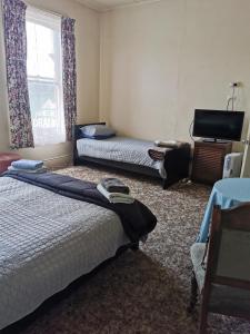 Railton Hotel - heritage pub accommodation客房内的一张或多张床位