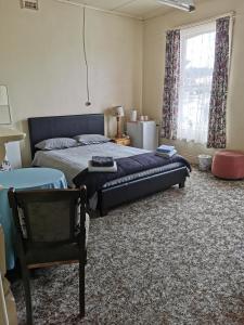 Posteľ alebo postele v izbe v ubytovaní Railton Hotel