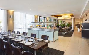 jadalnia z długim stołem i krzesłami w obiekcie Holiday Inn Parramatta, an IHG Hotel w mieście Sydney