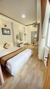 Postel nebo postele na pokoji v ubytování Minh Quan Hotel