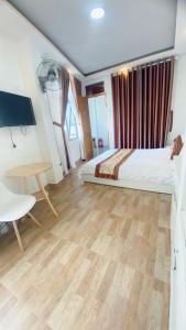 Postel nebo postele na pokoji v ubytování Minh Quan Hotel