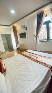 Postel nebo postele na pokoji v ubytování Minh Quan Hotel