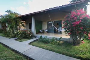 una casa con una hamaca fuera de ella en Villaggio Claudia 29B, en Potrero 2 fotos más