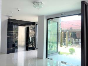 - une porte en verre dans une maison avec vue sur la cour dans l'établissement The Bliss Boutique Hotel, 