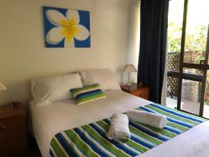 a bedroom with a bed with towels on it at Beach-Villa 4 in South Mission Beach +11 photos