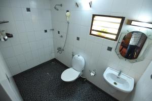 A bathroom at Bluewater Beach Resort