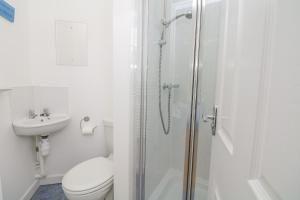 Un baño con ducha, inodoro y lavabo. en Oceans Side, en Ilfracombe 19 fotos más