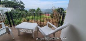 Balkoni atau teres di Hotel Kandyan View ''Free pickup from Kandy city''