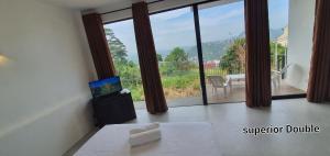 Pemandangan gunung umum atau pemandangan gunung yang diambil dari hotel