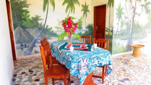 einen Tisch mit einer Blumenvase darüber in der Unterkunft Kasa KAÏSSAKU Idéale pour Surfeurs et Kitesurfeurs in Kafountine