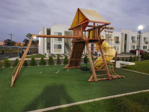 Vaikų žaidimų erdvė apgyvendinimo įstaigoje Maravilloso apartamento en privada con alberca
