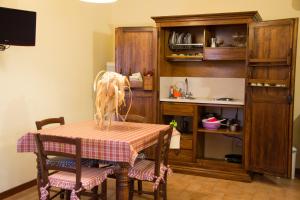 comedor con mesa y sillas y cocina en Room in Holiday house - Apartment in Farmhouse Casolare dei Fiori en Chiesina Uzzanese