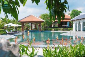 een zwembad in een resort met een prieel bij Cantho Eco Resort in Can Tho