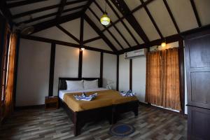 1 dormitorio con 1 cama grande en una habitación en Bluewater Beach Resort, en Varkala