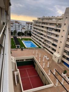 Bazén v ubytování PUERTO BANUS BEACH MODERNO Apartamento nebo v jeho okolí