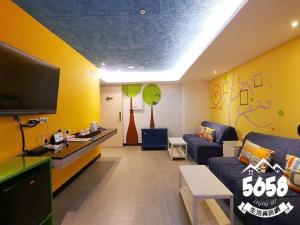 TV a/nebo společenská místnost v ubytování R8 Eco Hotel