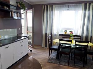 cocina y comedor con mesa y sillas en Apartamenty Silver Premium, en Varsovia