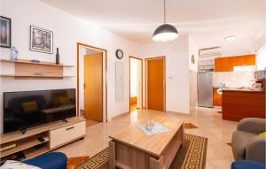 salon z dużym telewizorem i stołem w obiekcie Amazing Apartment In Krusevo w mieście Kruševo