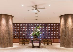 Cette chambre dispose d'une table, de chaises et d'un ventilateur de plafond. dans l'établissement Yonezawa Excel Hotel Tokyu Reopening on June 1 "DEN'S HOTEL yonezawa", à Yonezawa